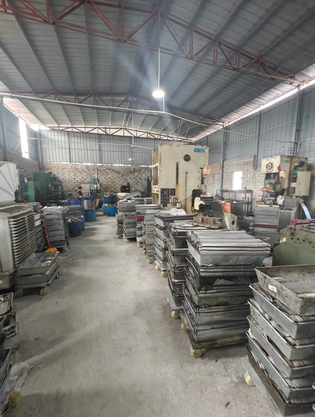 Production equipment and working area at the YIYING factory